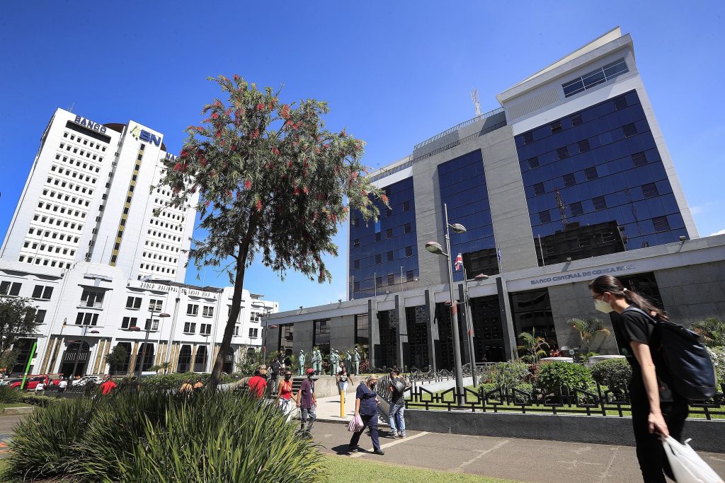 Los indecisos, pieza clave en las elecciones de Costa Rica