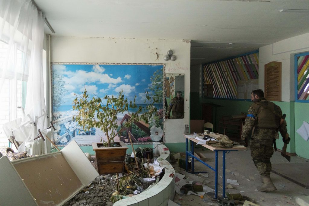 Un soldado ucraniano en una escuela de Kiev que había servido de cuartel general de las tropas rusas (Foto: Europa Press)