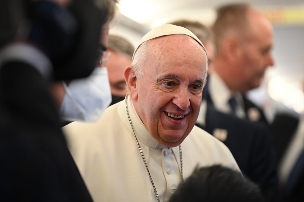 El Papa ha revelado que un posible viaje a Kiev (Ucrania) es una "propuesta que ha tomado en consideración", durante el viaje en avión a Malta adonde ha llegado este sábado para un viaje de 36 horas.  "A una pregunta de un periodista en el vuelo hacia Malta, el Papa ha respondido que un eventual viaje a Kiev es una propuesta tomada en consideración", según han apuntado los medios de comunicación del Vaticano que acompañan al Papa en su cuarto viaje internacional desde que comenzó la pandemia.