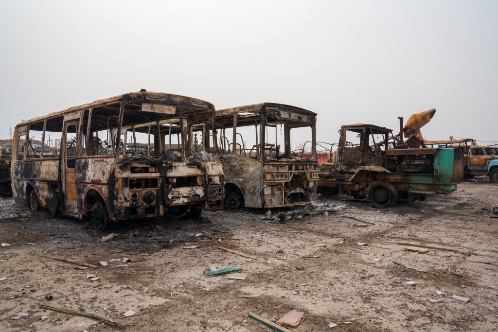 Ucrania denuncia que las tropas rusas siguen bombardeando Járkov y sacan por la fuerza a civiles en Mariúpol