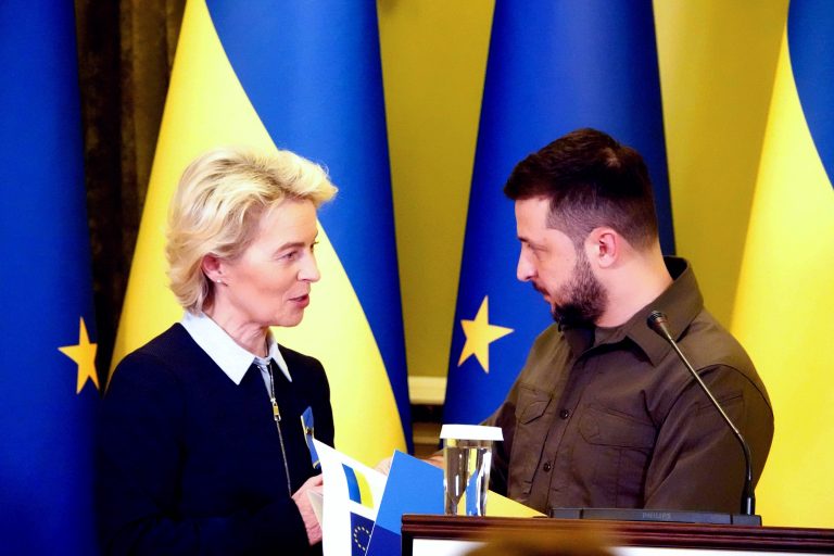 Ucrania entrega el cuestionario para recibir el estatus de país candidato a la UE