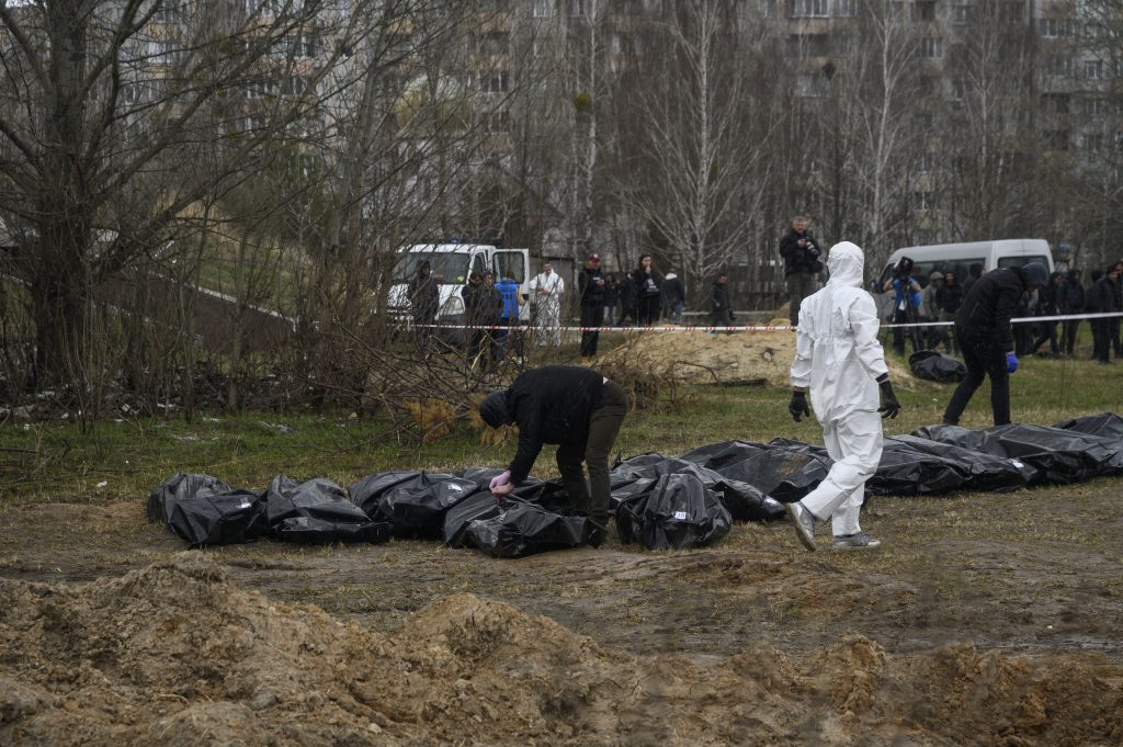 Rusia denuncia ante la ONU que Ucrania prepara un "montaje" de fosas comunes en una ciudad cercana a Kiev