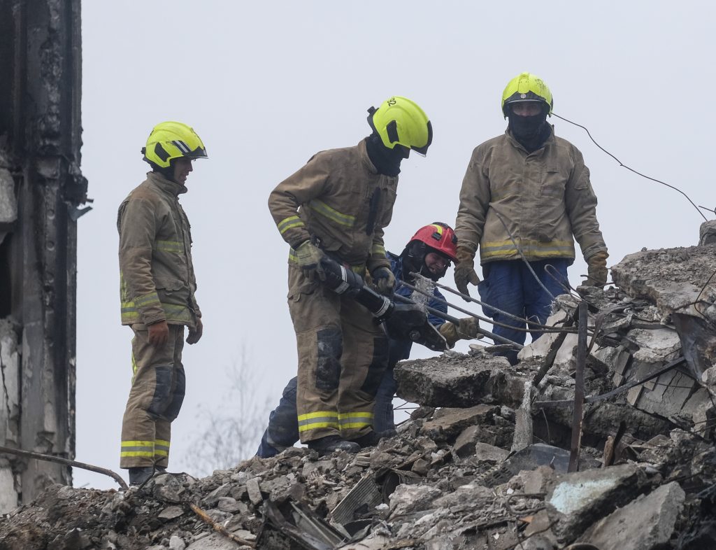 Un equipo de rescate trabaja en Borodianka (Foto: Europa Press)