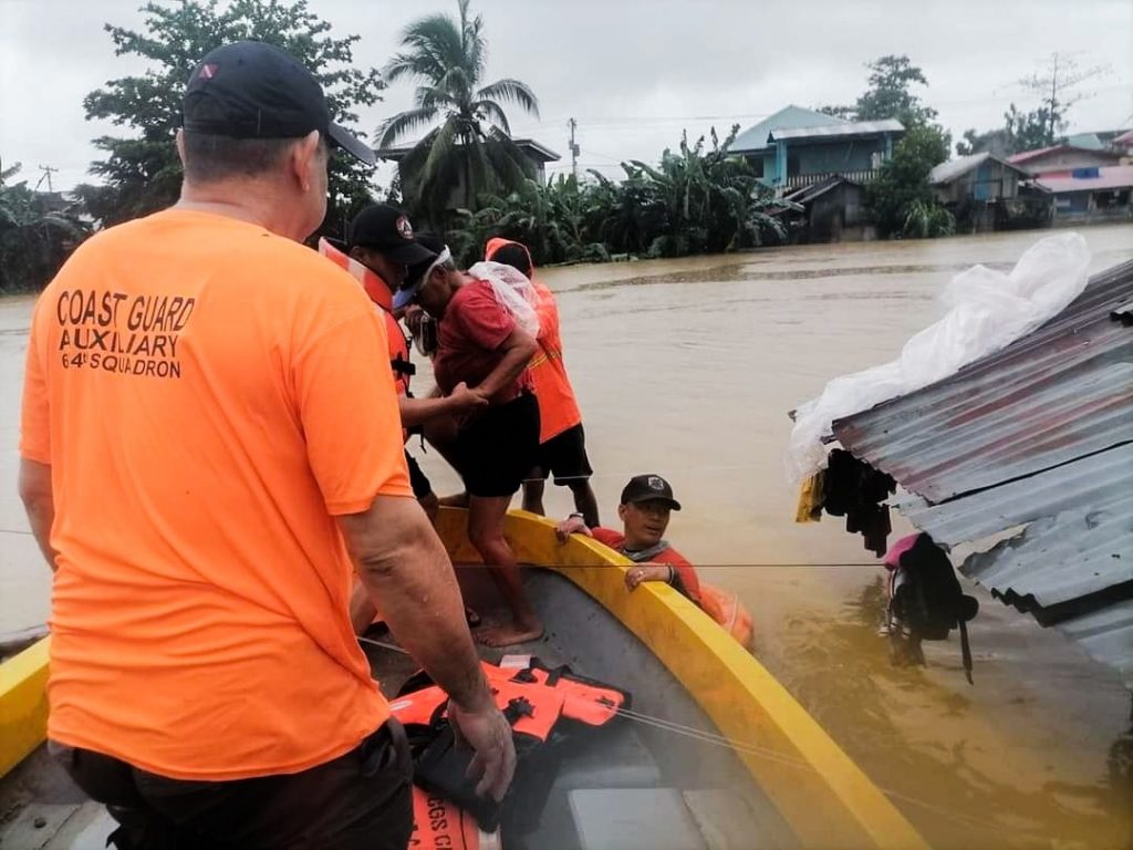 Aumentan a más de un centenar las personas fallecidas por la tormenta tropical en Filipinas