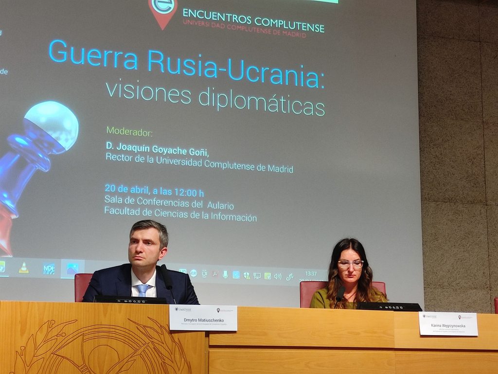 El ministro consejero de la Embajada de Ucrania en España, Dimitro Matiuschenko, y la jefa de la misión diplomática polaca en el país, Karina Wegrznowsk (Foto: Europa Press)