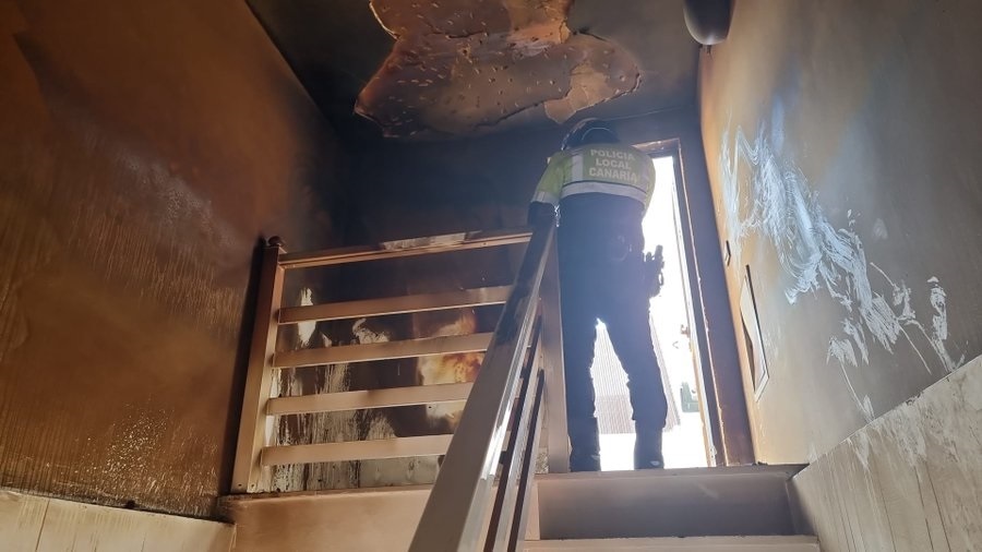 Un afectado por inhalación de humo en el incendio de una vivienda en Tenerife