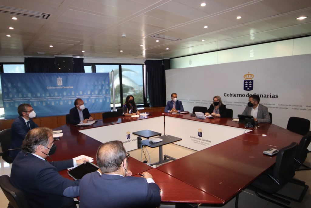 Reunión entre la consejera de Agricultura, Ganadería y Pesca del Gobierno de Canarias, Alicia Vanoostende, con representantes de la banca para gestionar el adelanto en el pago de ayudas (Foto: Europa Press)
