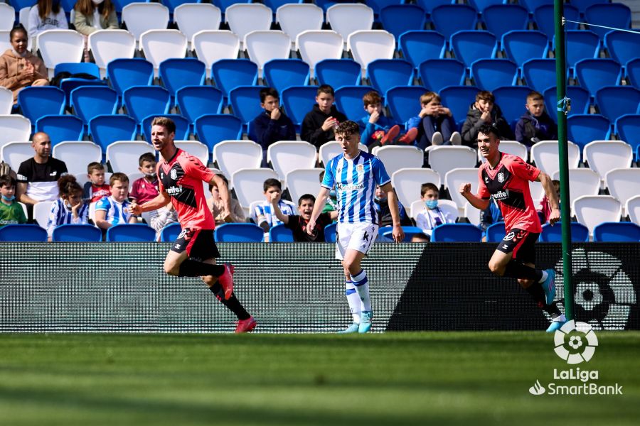 El Tenerife se acerca al ascenso con un triunfo en Anoeta (1-2)
