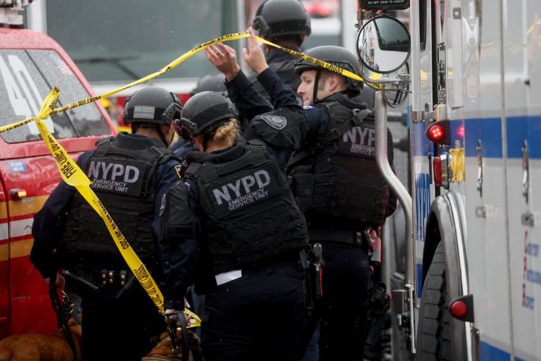 Al menos 10 heridos de bala en un tiroteo en el metro de Nueva York
