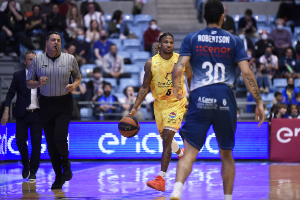 El Gran Canaria lucha por remontar, pero cae en la pista del Obradoiro