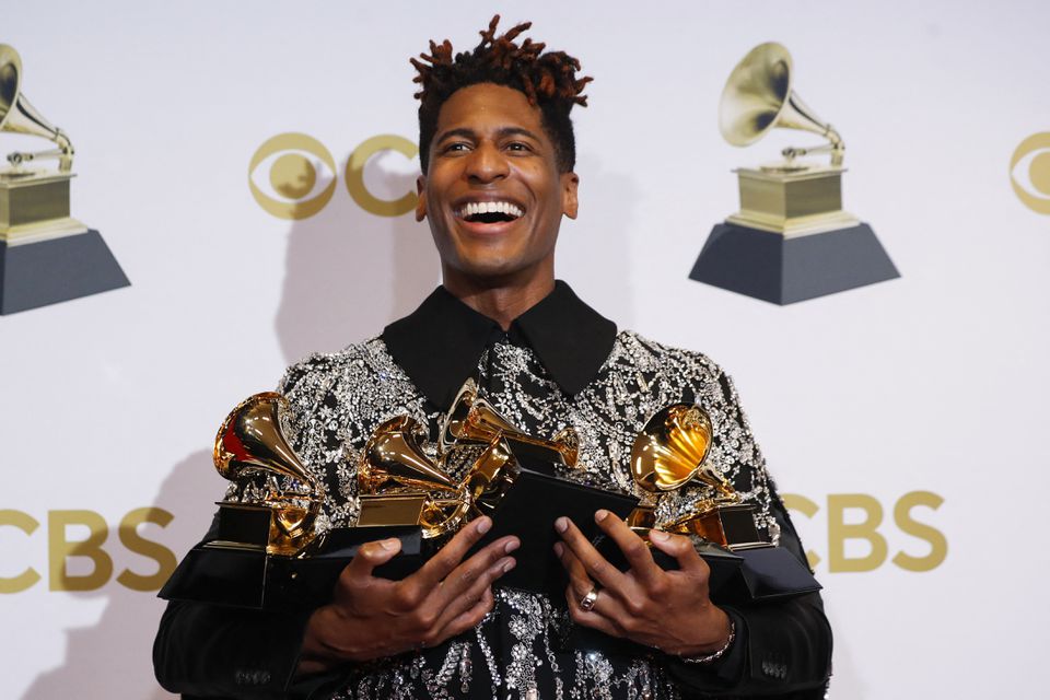 Jon Batiste y Silk Sonic triunfan en los Grammy