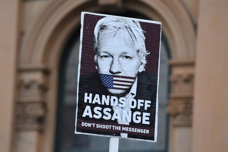 El Gobierno británico firma la orden de extradición de Assange a Estados Unidos