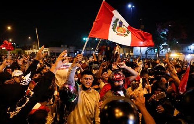 Las protestas y enfrentamientos con la Policía continúan en Perú