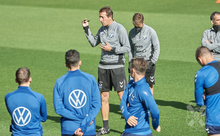Álex Muñoz entra en la convocatoria del Tenerife para un partido «de altísima exigencia» ante la Real Sociedad B