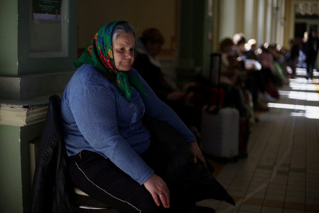 Ucrania abre siete nuevos corredores humanitarios y denuncia que no puede llevar ayuda a Mariúpol