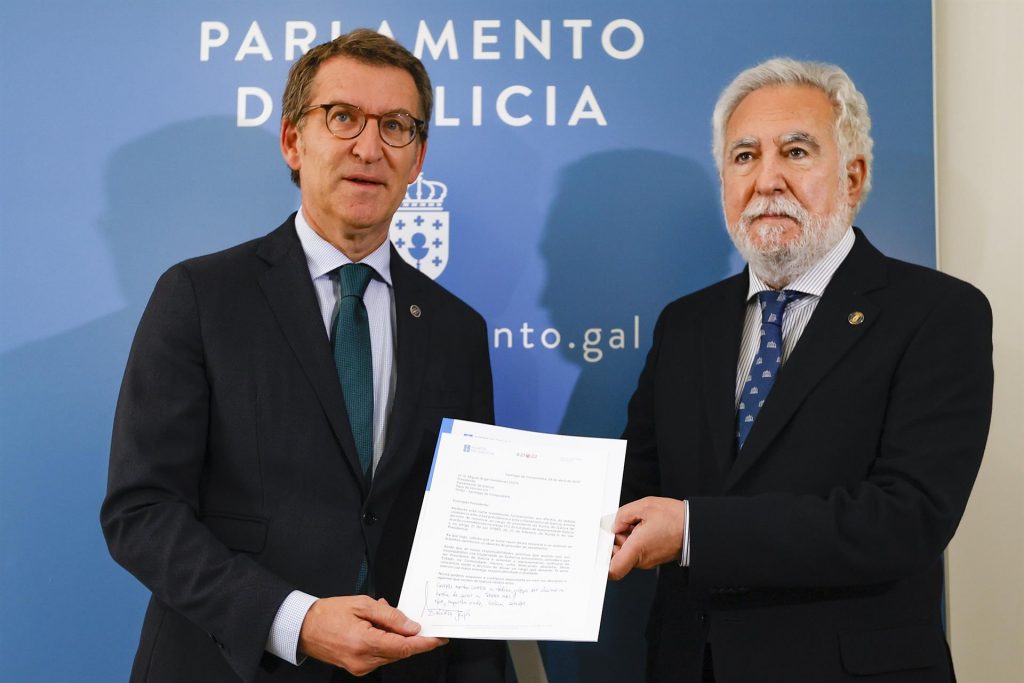 El presidente de la Xunta, Alberto Núñez Feijóo (i) presenta este viernes su renuncia al presidente del Parlamento de Galicia, Miguel Santalices (d) en Santiago de Compostela. EFE