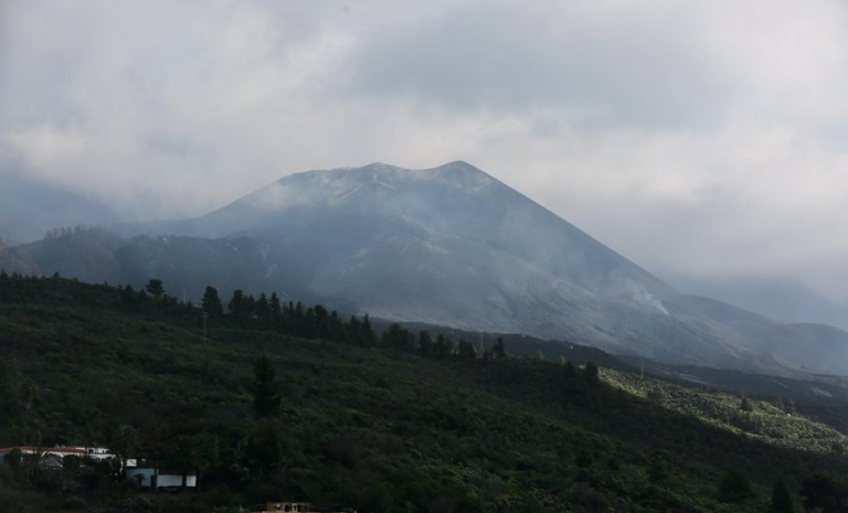 Continúan las emanaciones de gases tóxicos en las zonas afectadas por el volcán