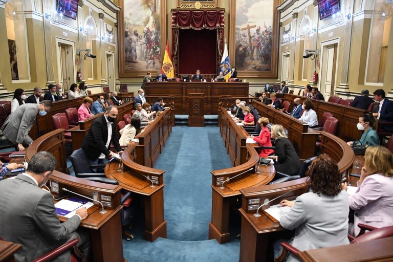 Torres afirma que la economía canaria «resiste» pero el PP dice que se «autoengaña»