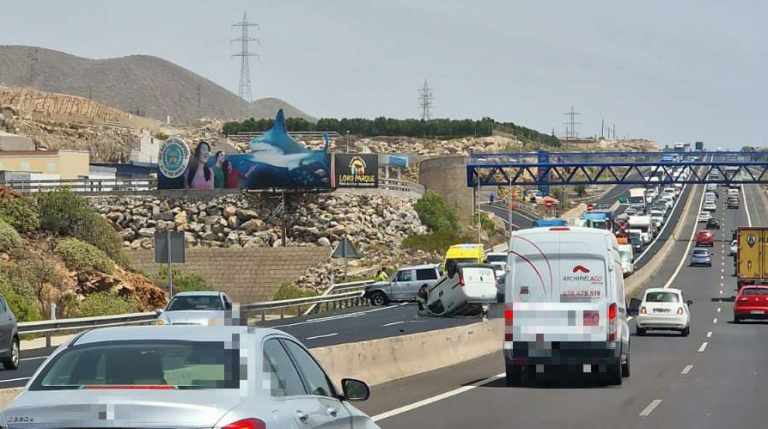 Retenciones en la TF-1 a la altura de Abades por el vuelco de un vehículo