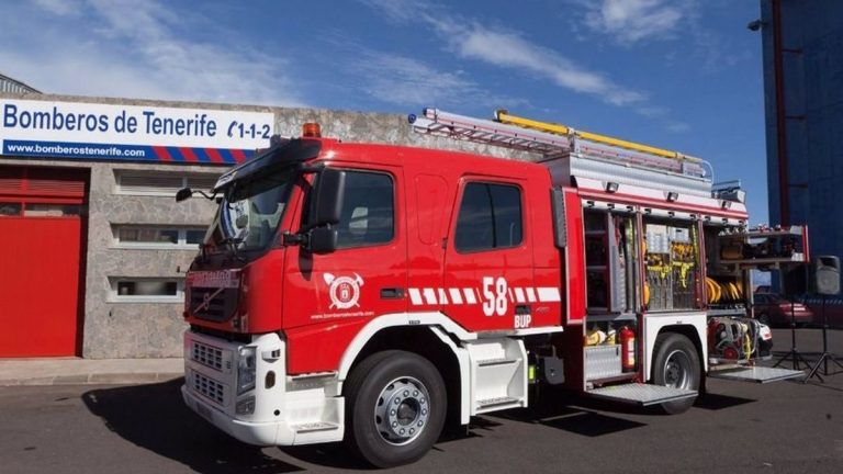 Trabajan en la extinción de un incendio de una vivienda con toneladas de basura en su interior