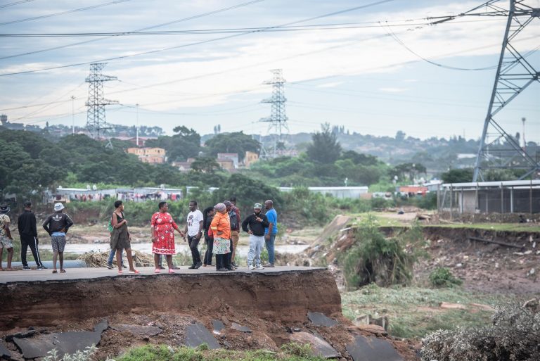 Casi 400 fallecidos por las inundaciones en el este de Sudáfrica