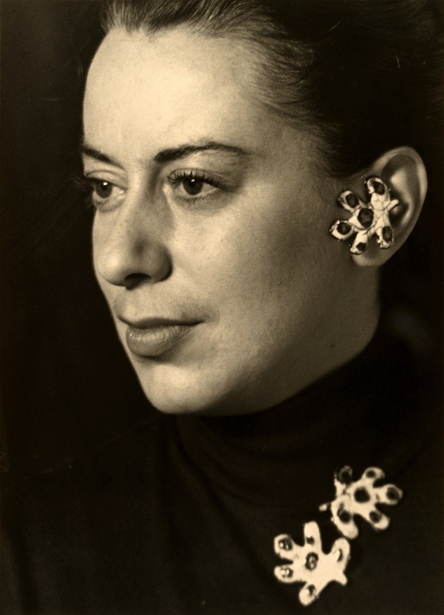 Pilar Carreño: «Maud volcó en el esmalte su mundo personal»