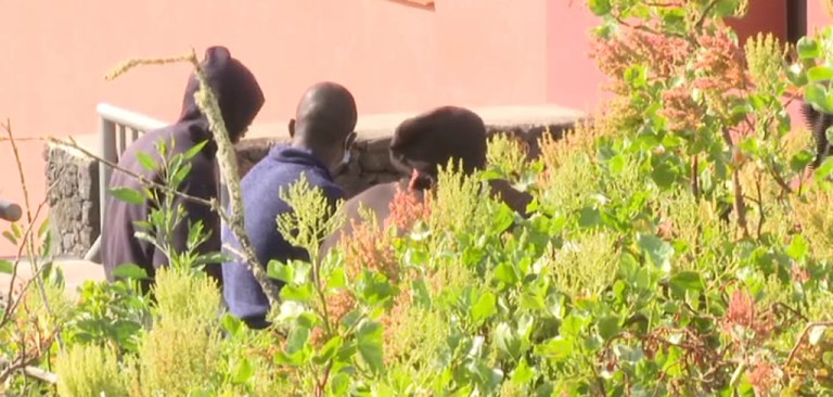 Acuerdan trasladar a la Península a 400 menores no acompañados de Ceuta y Canarias este año