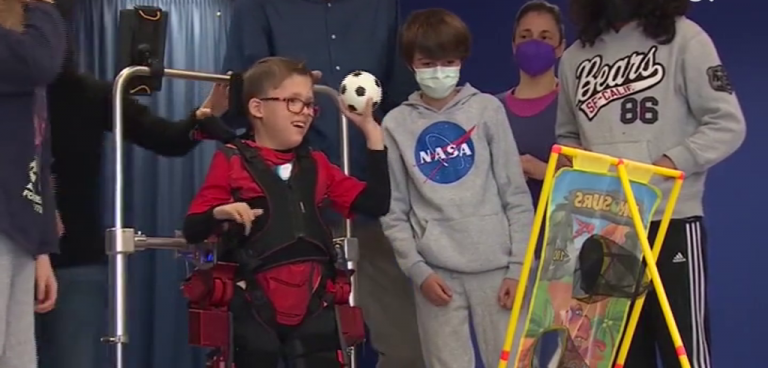 Un niño madrileño estrena el primer exoesqueleto robótico infantil del mundo