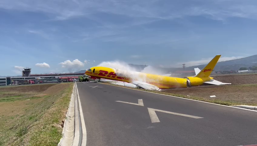 El avión de carga regresaba al Aeropuerto Internacional Juan Santamaría tras detectar un fallo hidráulico. Los bomberos han confirmado que no hay heridos