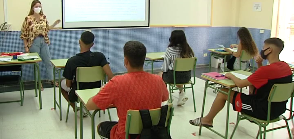 La situación ha suscitado polémica entre docentes y políticos. Las asignaturas de cuarto de la ESO dejarían de ser obligatorias para pasar a ser optativas y "transversales"