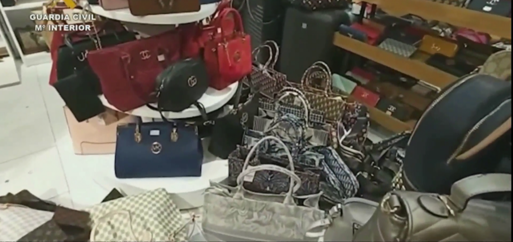 Interceptan más de 1.100 productos falsificados e investigan a tres personas