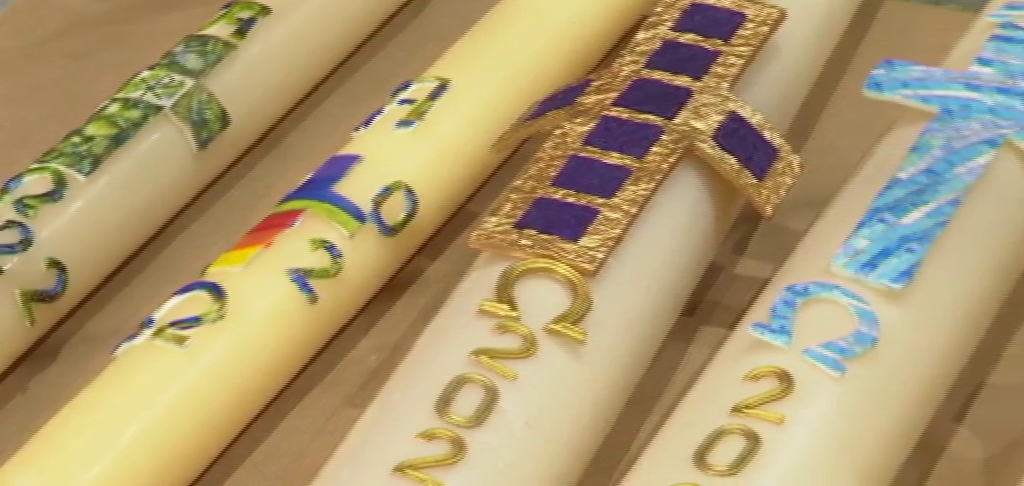 La celebración de los actos religiosos de Semana Santa tras dos años reactivan la economía de empresas canarias dedicadas al cultivo de flores y la fabricación de velas