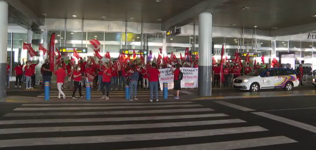 La protesta se ha llevado a cabo los aeropuertos para intentar desbloquear los convenios de hostelería y comercio. En Gran Canaria, el hotel Parque Paraíso ha readmitido a 30 de los trabajadores que expulsó hace un mes