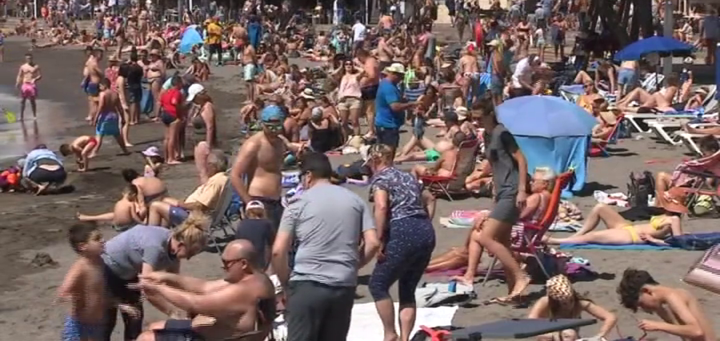 Canarias recupera la actividad normal de sus playas en Semana Santa tras dos años. La hostelería también ha notado el incremento de la demanda