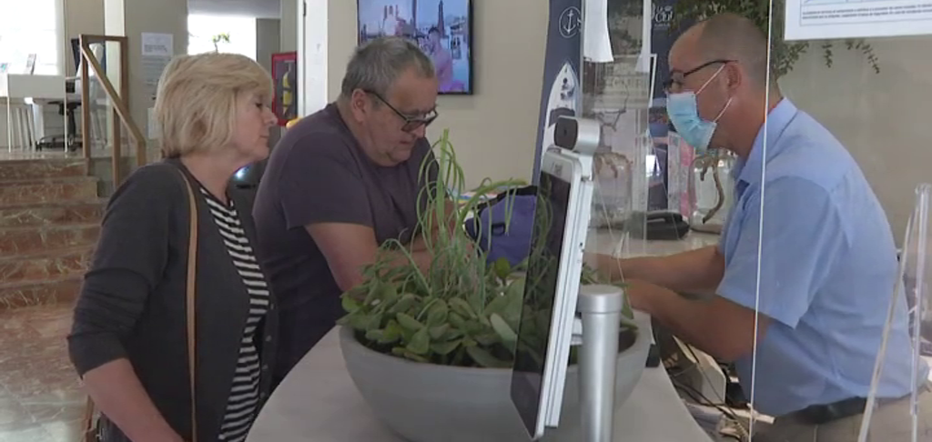 La imagen en muchos hoteles canarios ha sido de trabajadores con mascarillas y turistas sin ellas, aunque algunos aseguran que seguirán usándola