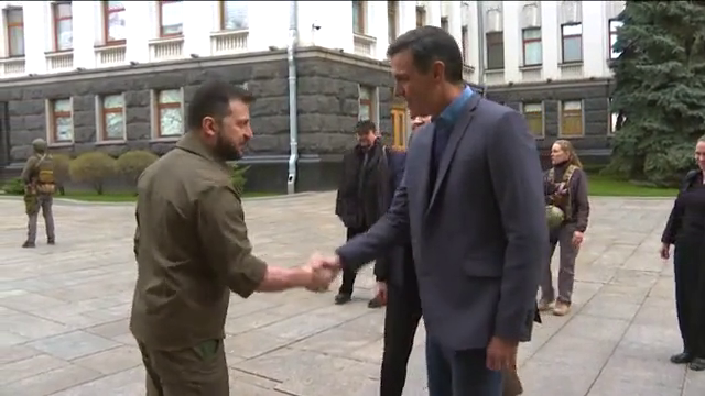 Sánchez anuncia el envío de más armamento a Ucrania en su encuentro con Zelenski