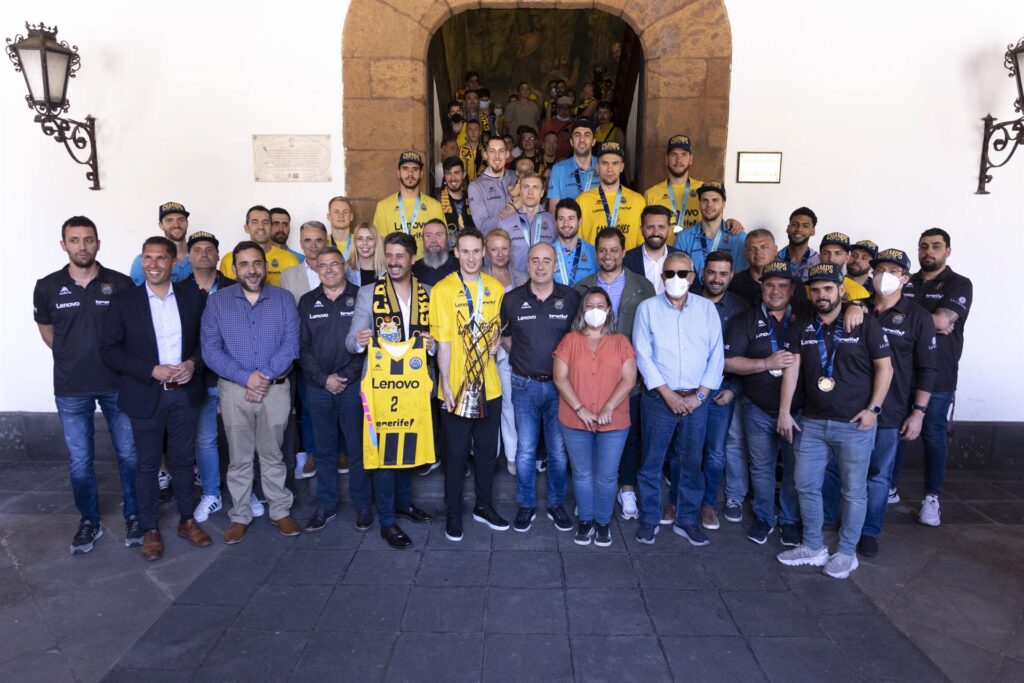 El Lenovo Tenerife, campeón de la Champions, ya está en casa