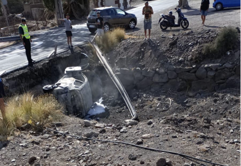 Resulta herido grave tras volcar su coche e incendiarse