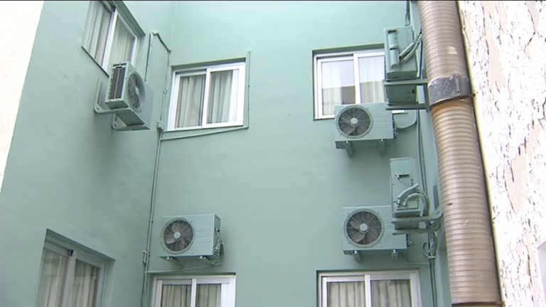 Unos vecinos denuncian el ruido que provoca los aparatos de aire acondicionado de un hotel