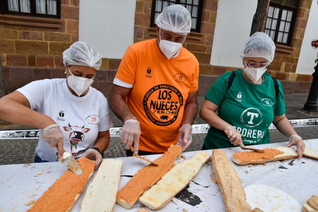 El chef Aridane Rivero preparó durante doce horas un bocadillo de chorizo de más de 500 metros de largo que dio para 6.200 porciones. Esta iniciativa pretende dar a conocer los comercios del municipio