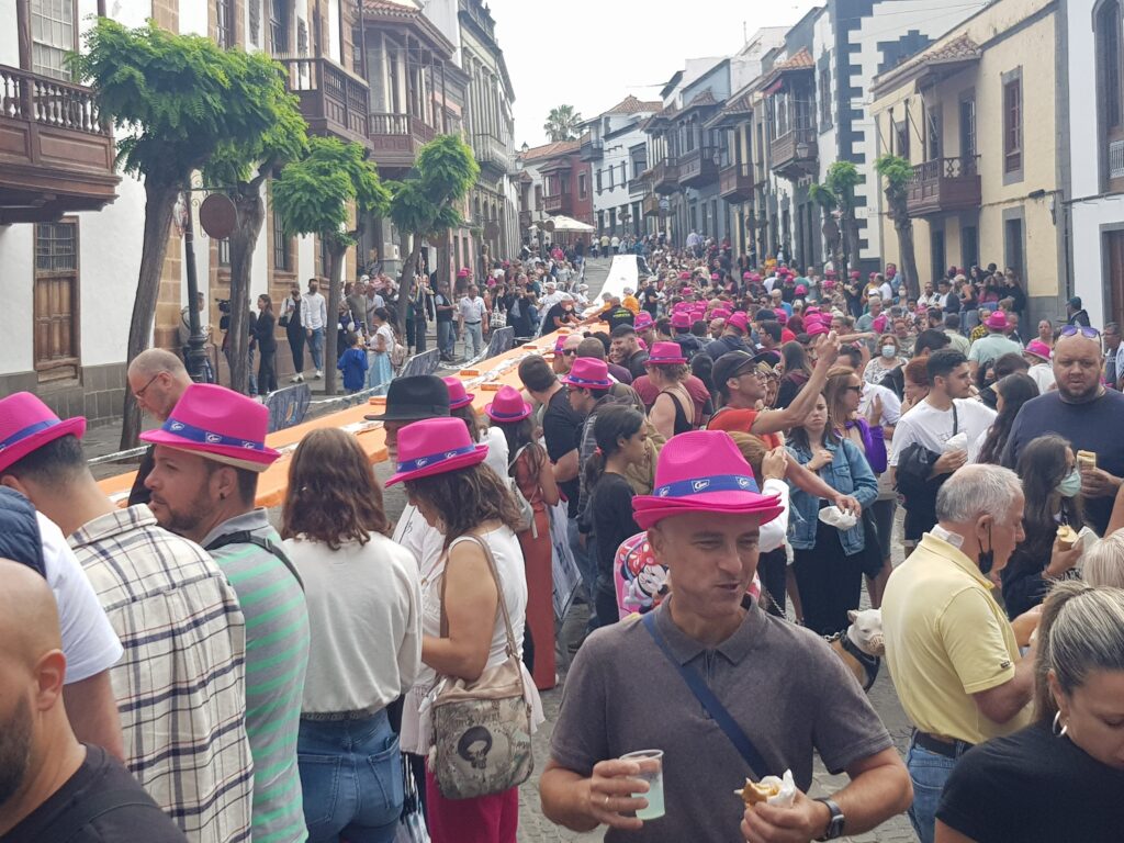 El chef Aridane Rivero preparó durante doce horas un bocadillo de chorizo de más de 500 metros de largo que dio para 6.200 porciones. Esta iniciativa pretende dar a conocer los comercios del municipio