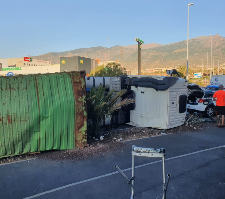 Vuelca un camión portacontenedores en el Polígono Industrial de Güímar