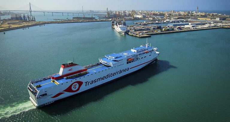 Adjudican la línea de interés público Canarias-Península a Trasmediterránea