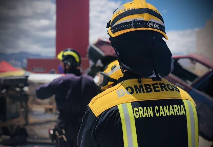 Los bomberos sofocan las llamas de una vivienda que quedó calcinada en Telde