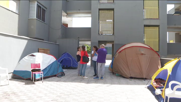 Siete familias evitan un desahucio en un edificio de San Isidro