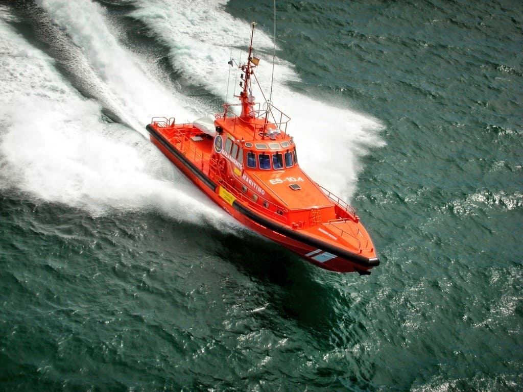 Salvamento marítimo rescata a una patera en la que viajaban dos bebés