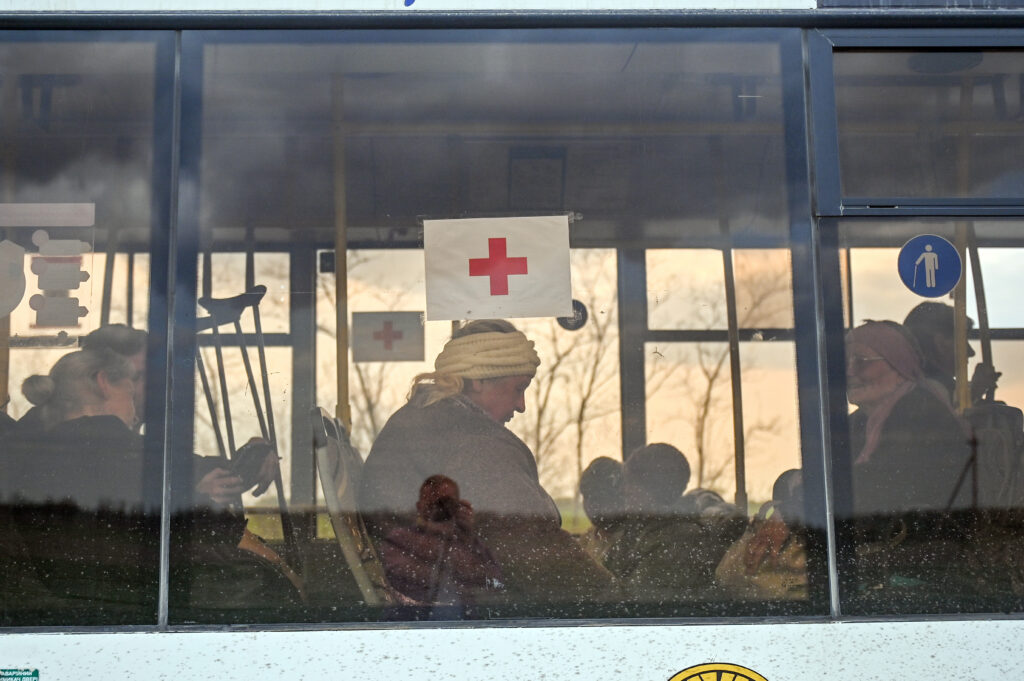 Rusia anuncia un alto el fuego temporal en la planta de Azovstal para permitir la evacuación de civiles