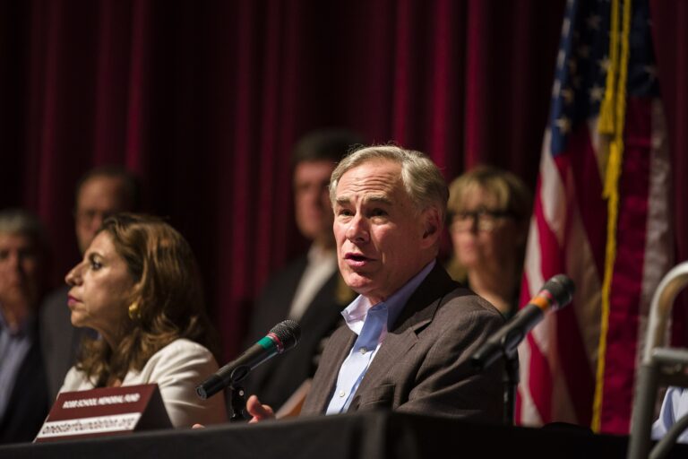 El gobernador de Texas exige una investigación de la cuestionada respuesta policial durante la masacre de Uvalde