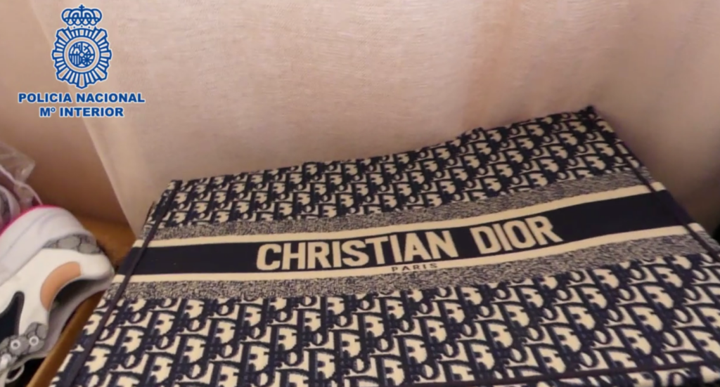 Detenidas dos mujeres por vender artículos falsificados por Internet