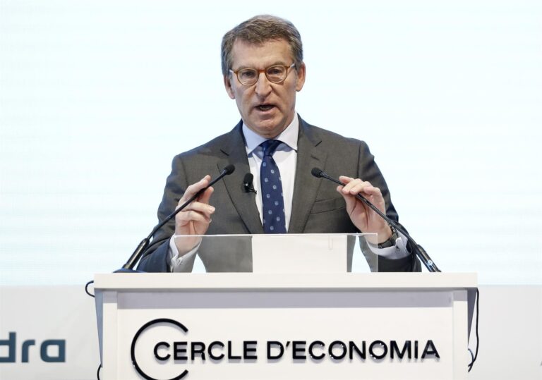 Feijóo pide «menos política y más economía» para relanzar Cataluña